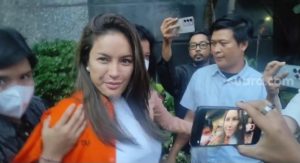 Nikita Mirzani Resmi Ditahan, Tersenyum Santai: “Sudah Sesuai Kemauan”