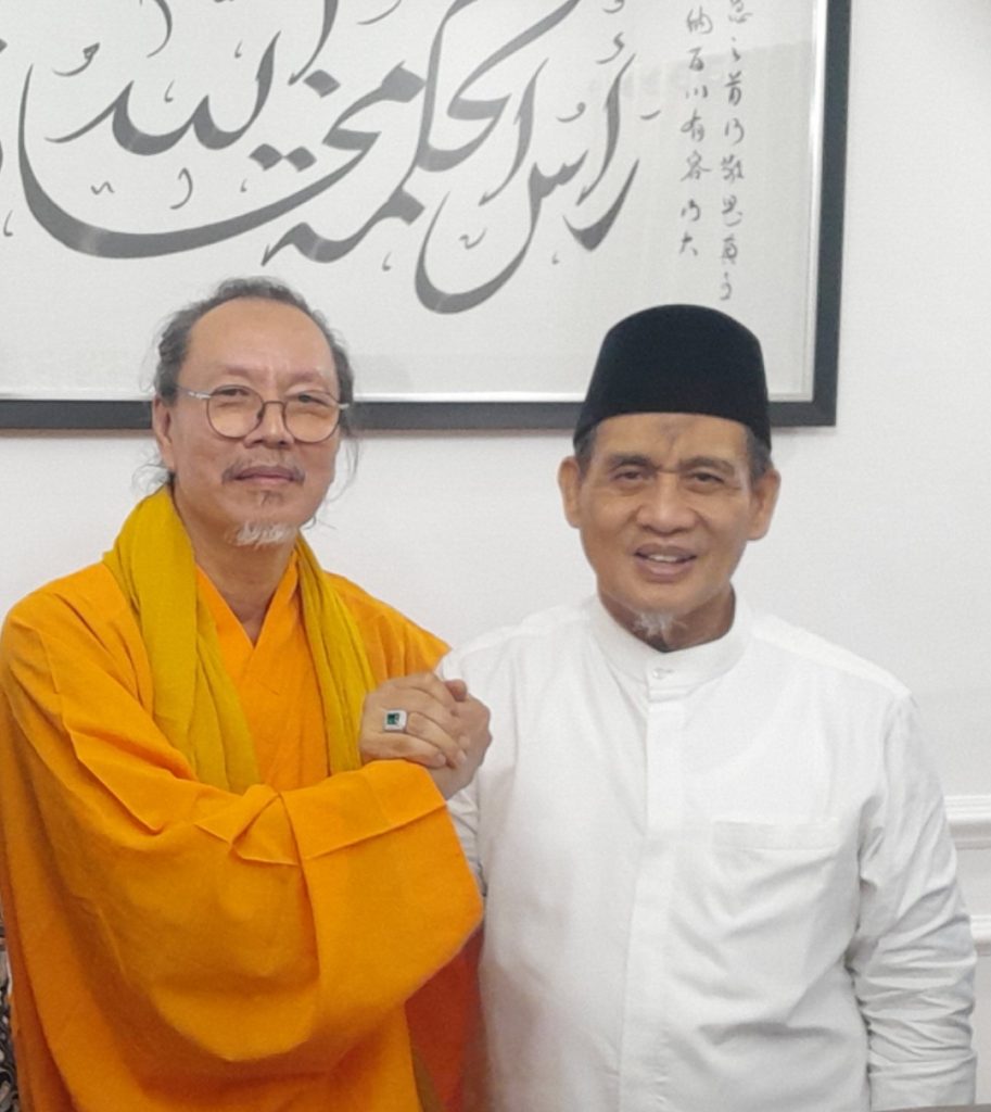Romo Syafi’i Wamenag RI Bahagia Menyambut Mahabhiksu Gunabadra Dalam Momen Buka Bersama